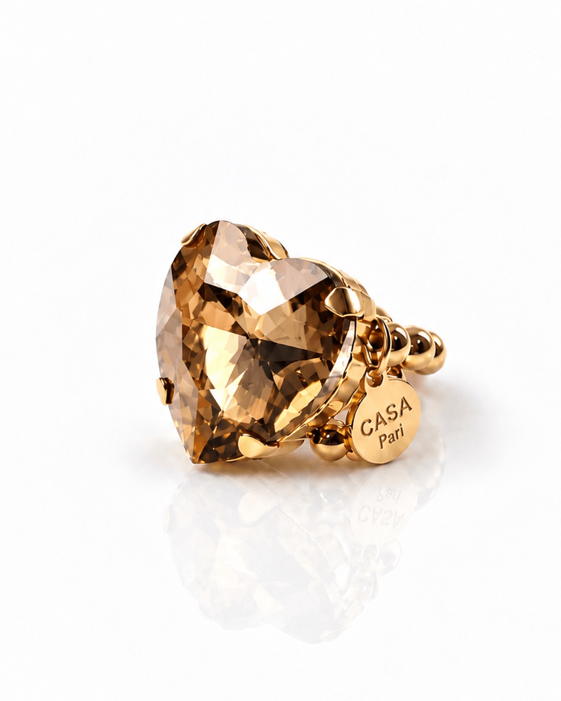 Crystal Heart Ring mit großem facettiertem Herzstein in warmem Topaz und goldfarbenen Details von Casapari.