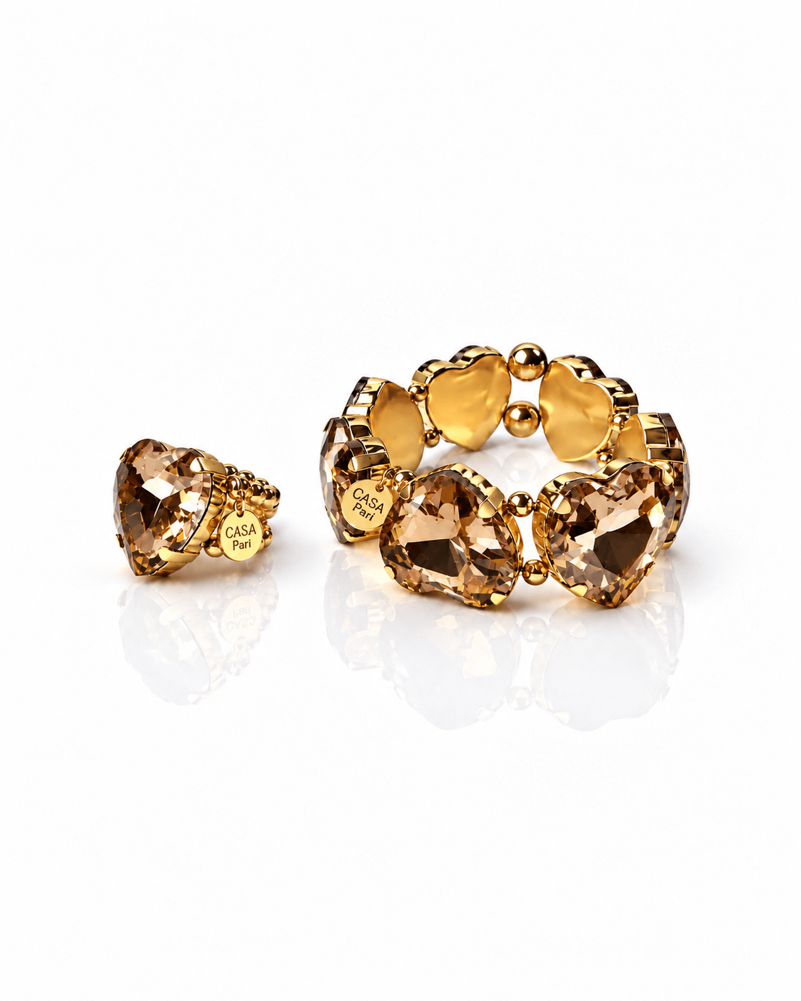 Crystal Heart Set aus Ring und Armband mit großen facettierten Herzsteinen in warmem Topaz und goldfarbenen Details von Casapari.