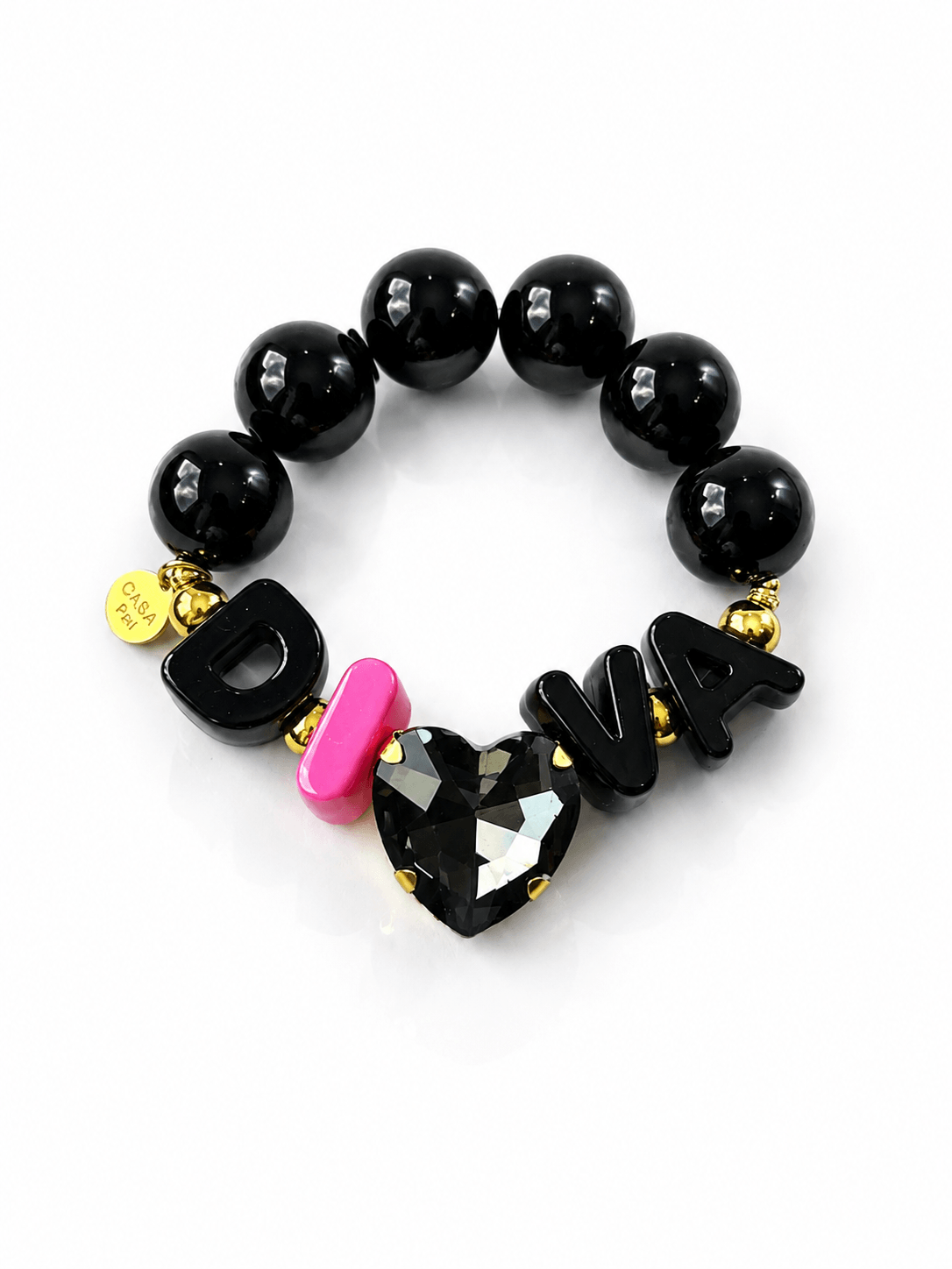 Schwarzes CASAPARI Crystal Hearts Armband mit großen glänzenden Perlen, DIVA-Buchstaben in Schwarz und Pink, goldfarbenen Details und großem dunklem Kristallherz.