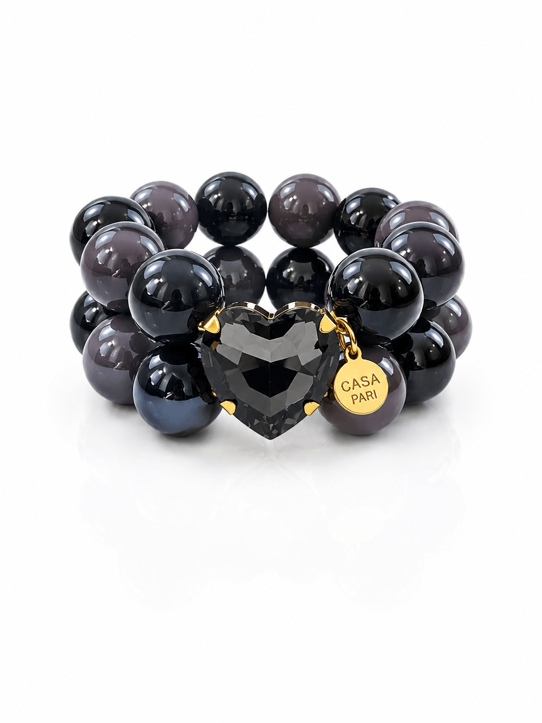 Crystal Hearts Armband Midnight Smoke mit glänzenden Perlen in Schwarz und Rauchgrau, facettiertem dunklem Kristallherz und CASAPARI Anhänger.