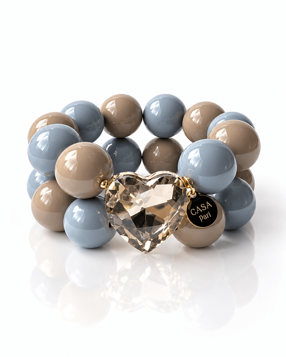 Crystal Quartz Armband in Cashmere Sky mit hellblau-grauen und warmen taupefarbenen Resin-Perlen, großem Kristallherz und Casa Pari Anhänger.