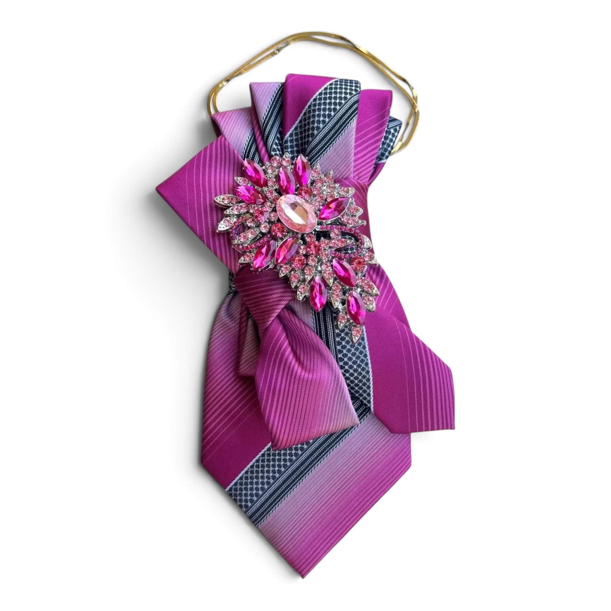 Pinke Statement-Krawatte aus Vintage-Seide mit Streifenmuster, goldfarbener Kette und funkelnder Brosche in Pink.