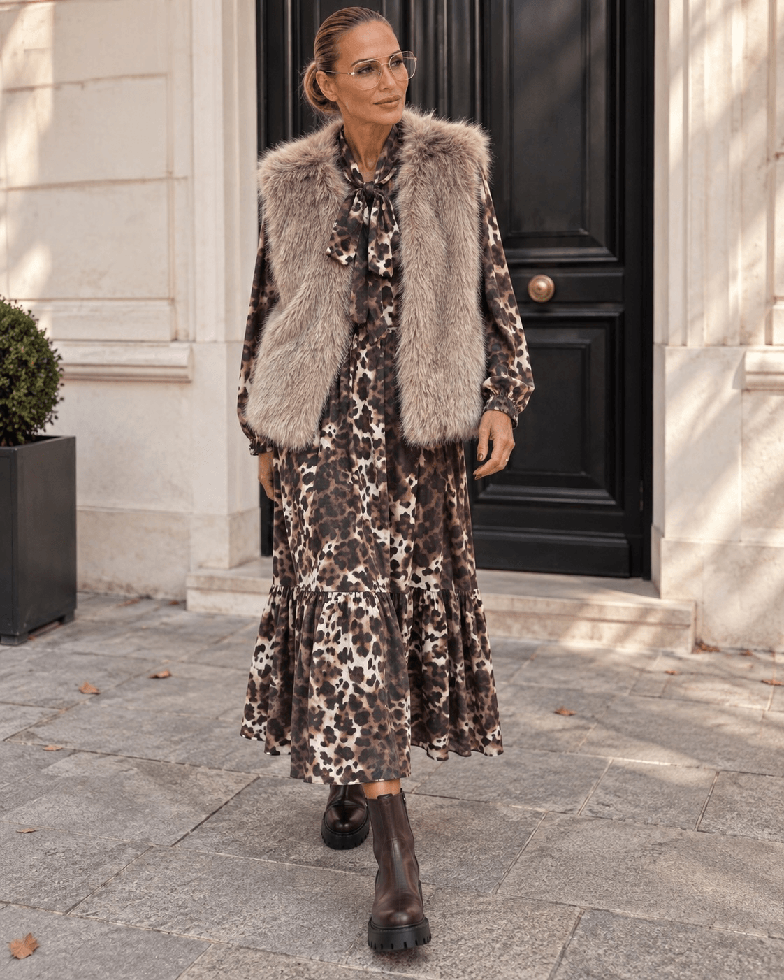 Taupefarbene Faux Fabulous Fake-Fur-Weste kombiniert mit Leo Bow Dress und Chelsea Boots