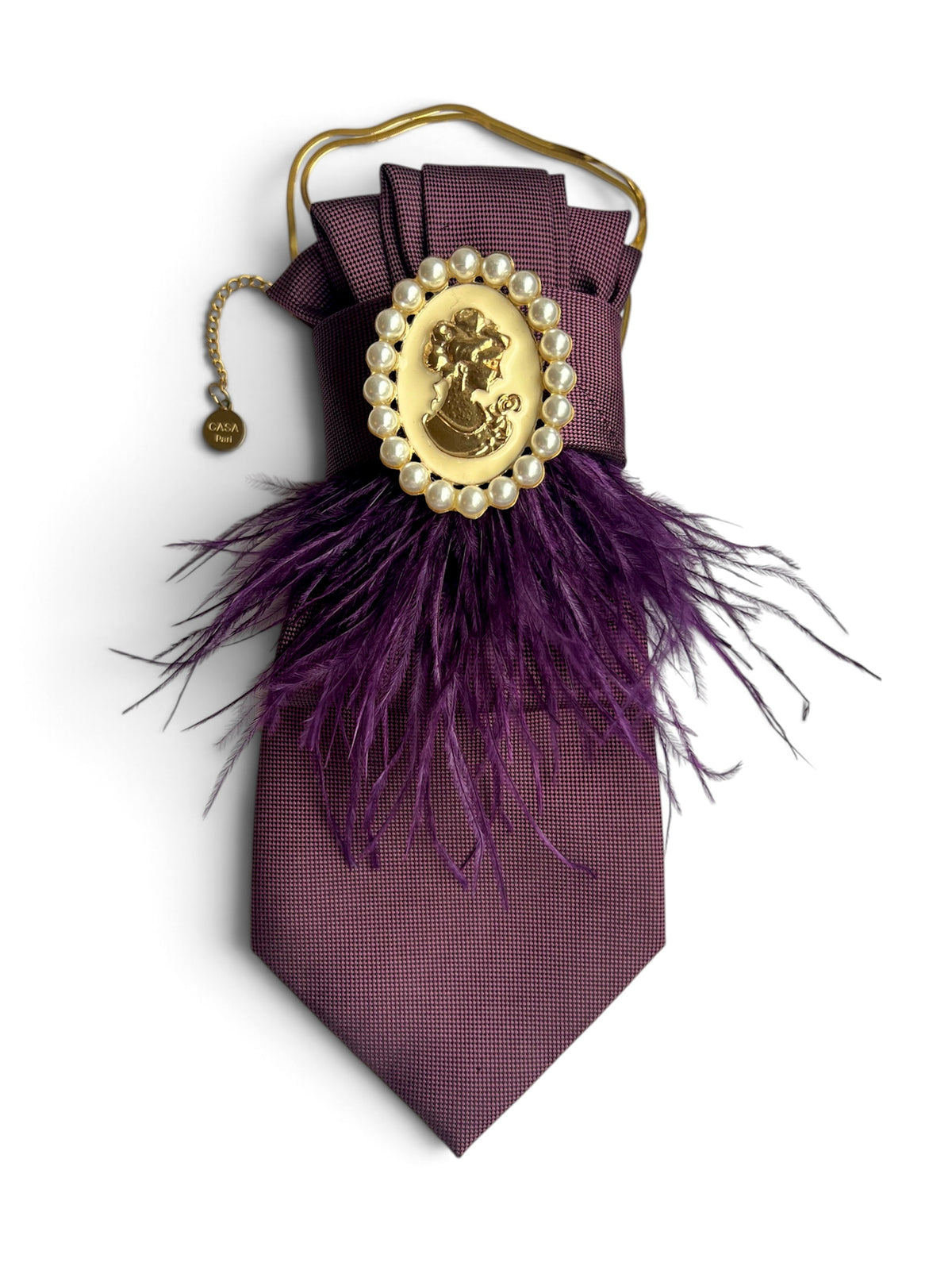Burgunderfarbene Seidenkrawatte mit violetten Federn und goldfarbener Cameo-Brosche