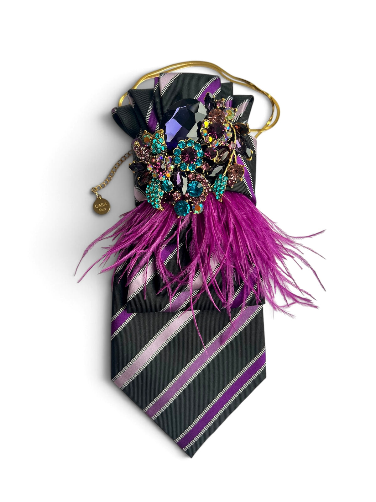 Dunkle Seidenkrawatte mit pink-violetten Federn und opulenter Kristallbrosche