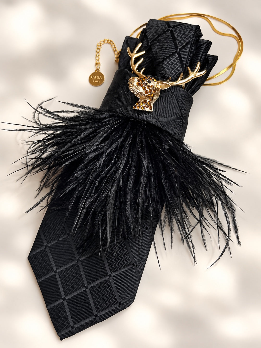 Schwarze Vintage-Seidenkrawatte mit schwarzen Federn und goldfarbener Hirschbrosche mit bernsteinfarbenen Schmucksteinen