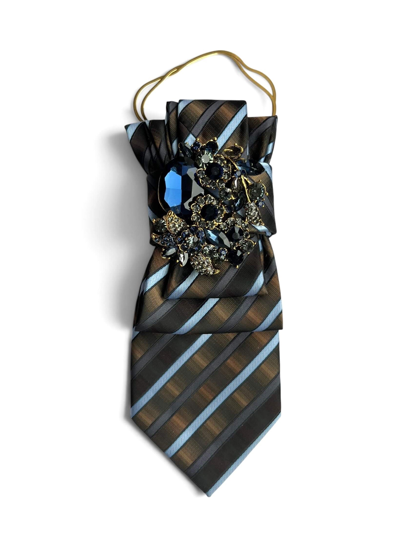 Braun gestreifte Vintage-Seidenkrawatte von Casapari mit hellblauen Streifen, dunkelblauer Schmuckbrosche und goldfarbener Kette.