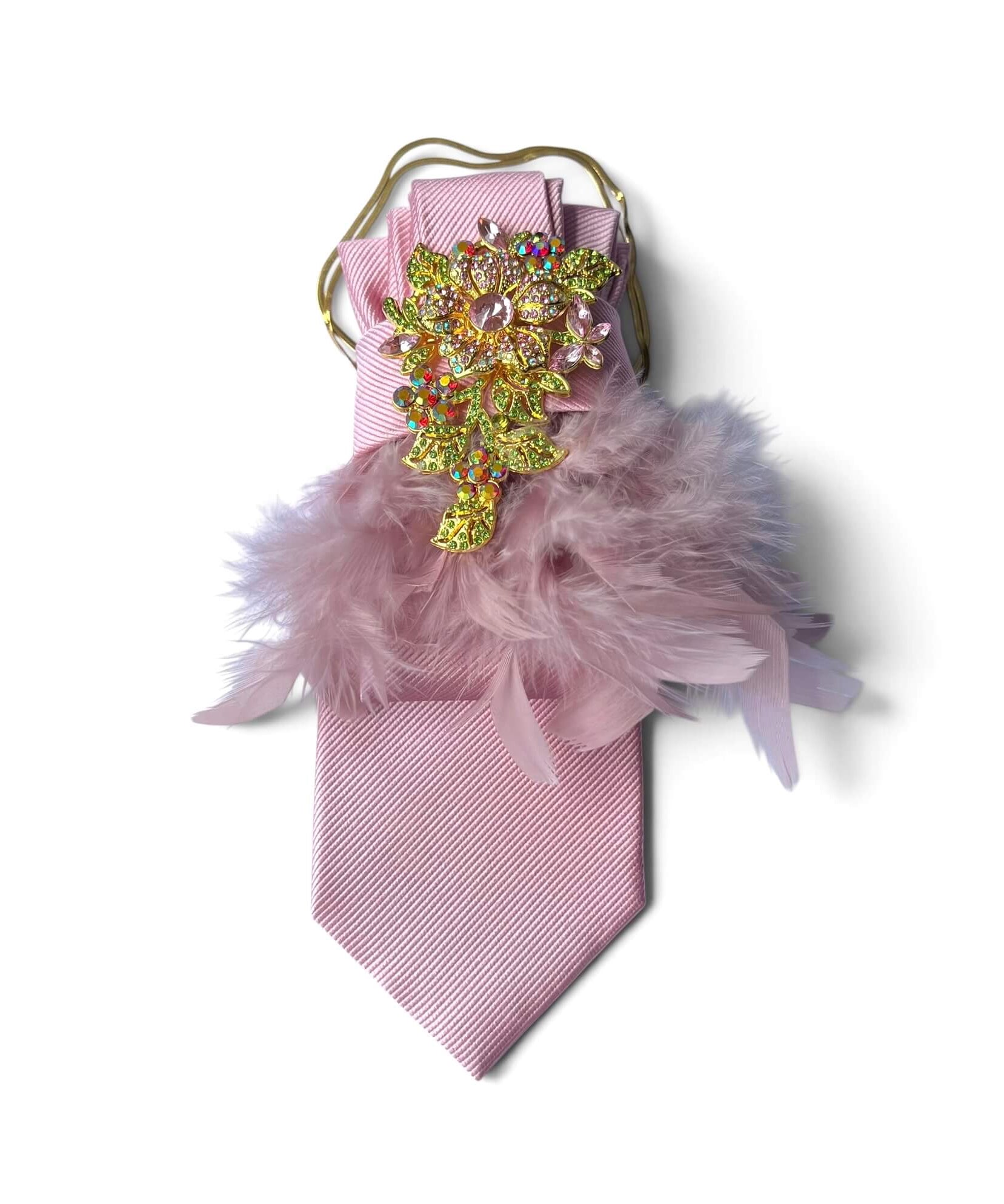 Roséfarbene Statement-Krawatte mit goldfarbener Blütenbrosche, funkelnden Kristallen, zarten roséfarbenen Federn und goldfarbener Halskette.