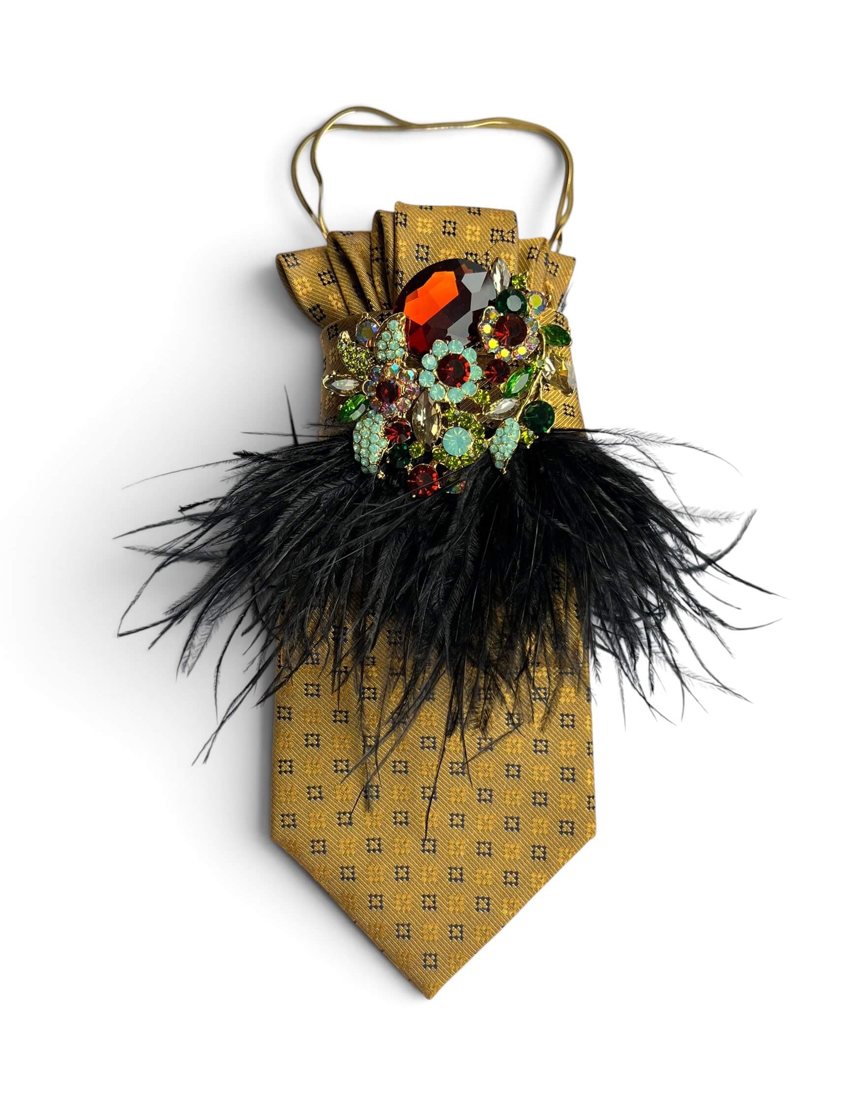 Goldfarbene Vintage-Seidenkrawatte von Casapari mit schwarzen Federn, opulenter Schmuckbrosche und goldfarbener Kette.