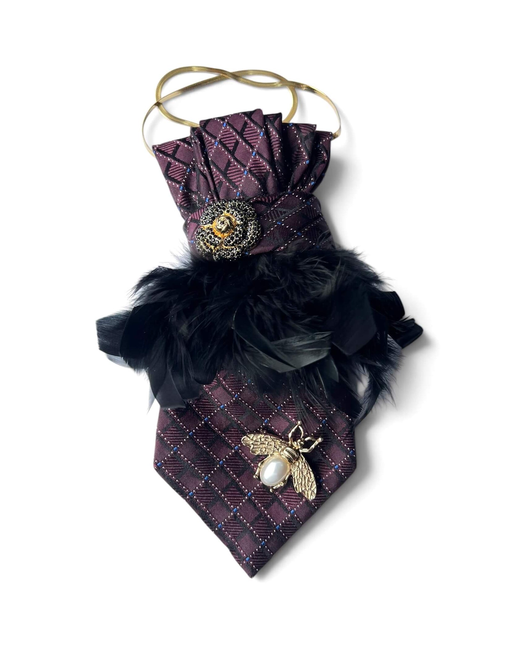 Vintage-Seidenkrawatte in Mystic Cassis mit geometrischem Muster, schwarzen Federn, goldfarbener Bienenbrosche und dekorativer Schmuckbrosche von Casapari.