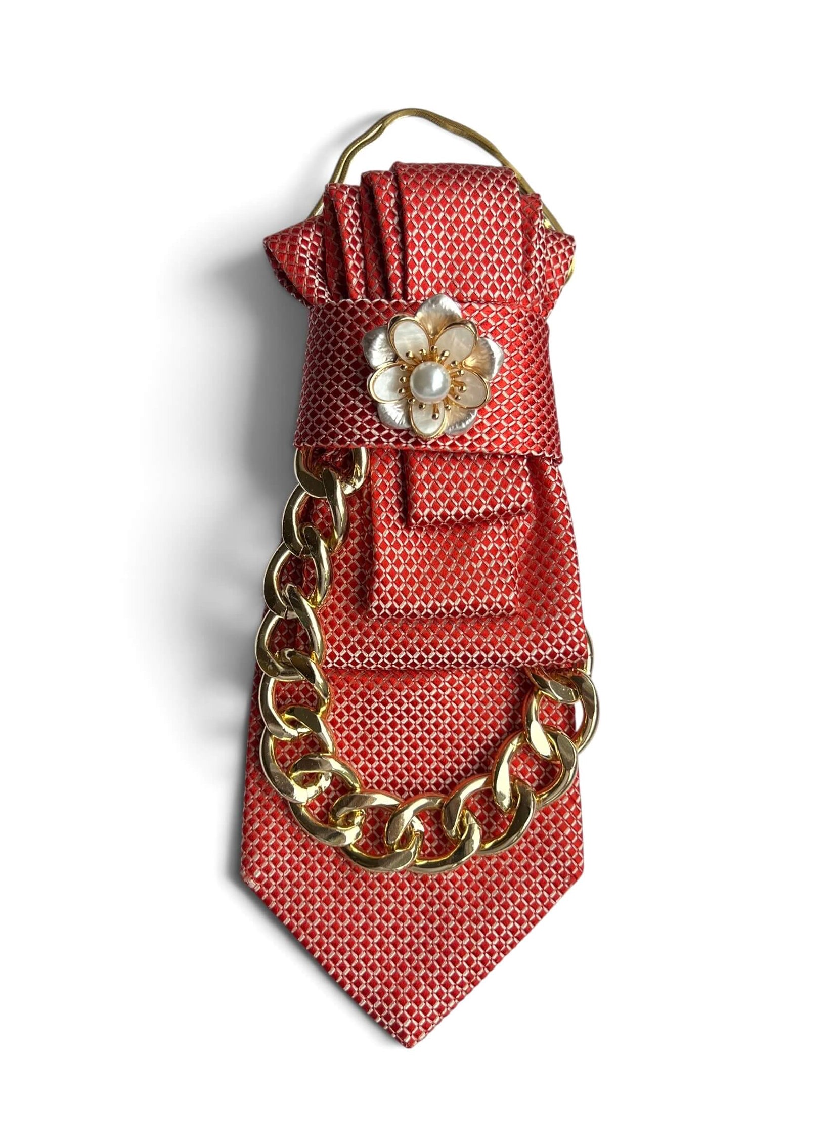 Rote Vintage-Seidenkrawatte von Casapari mit goldfarbener Kette, Perlenblüten-Brosche und goldfarbener Kette.