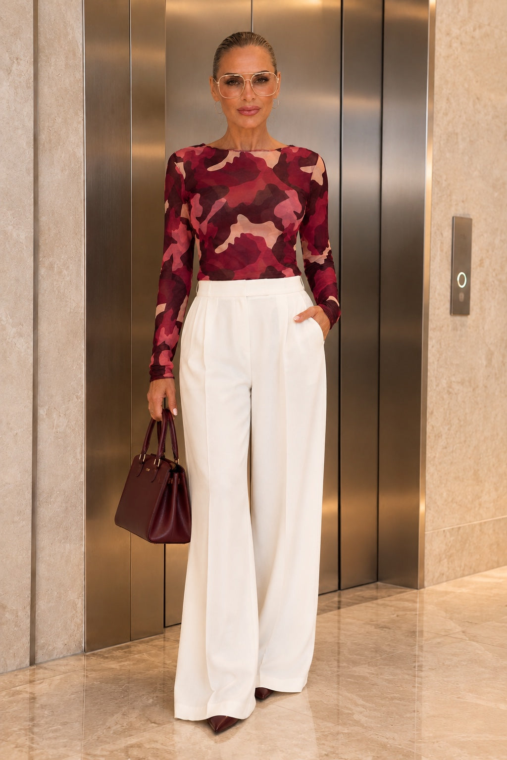 KI-Modelbild: Mesh Camo Burgundy Shirt mit weißer Marlenehose vor Aufzug