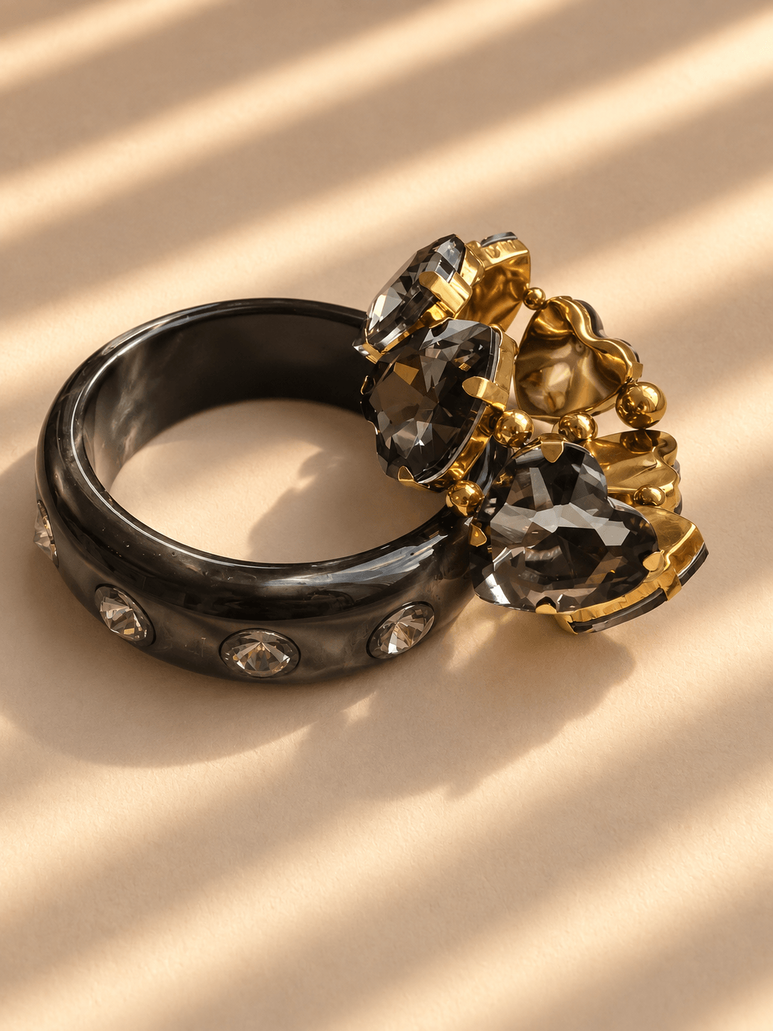 Rauchgraues Midnight Smoke Schmuckset mit breitem Resin-Bangle und The Grand One Armband aus großen facettierten Kristallherzen