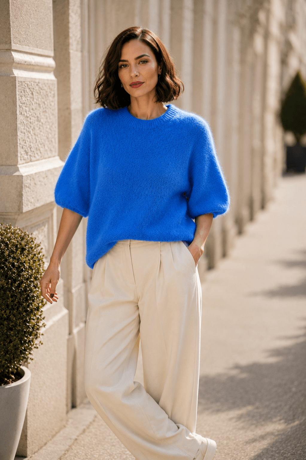 Royalblauer Milano Kid Mohair Pullover mit Rundhalsausschnitt und halblangen Ärmeln, kombiniert mit einer cremefarbenen Marlenehose.