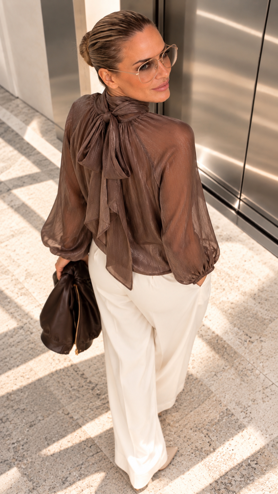 Sophisticated Monroe Bluse Chocolate – Rückenansicht mit großer Schleife