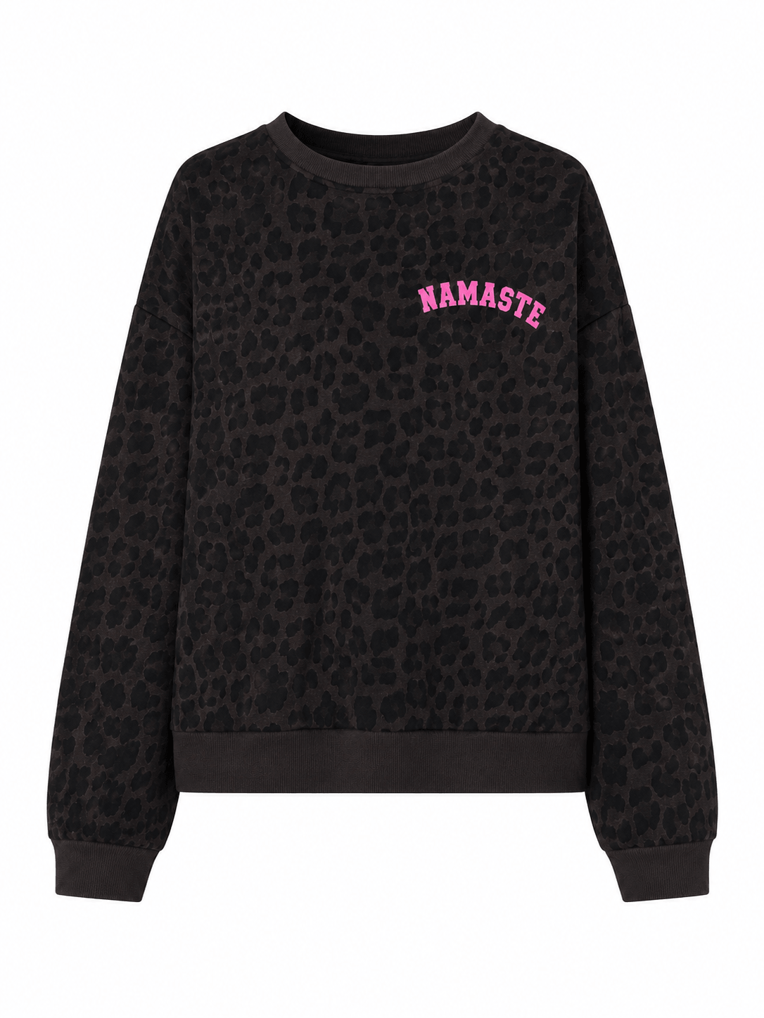 Schokobraunes Leo-Sweatshirt mit kleinem pinkfarbenem Namaste-Schriftzug auf der Vorderseite.