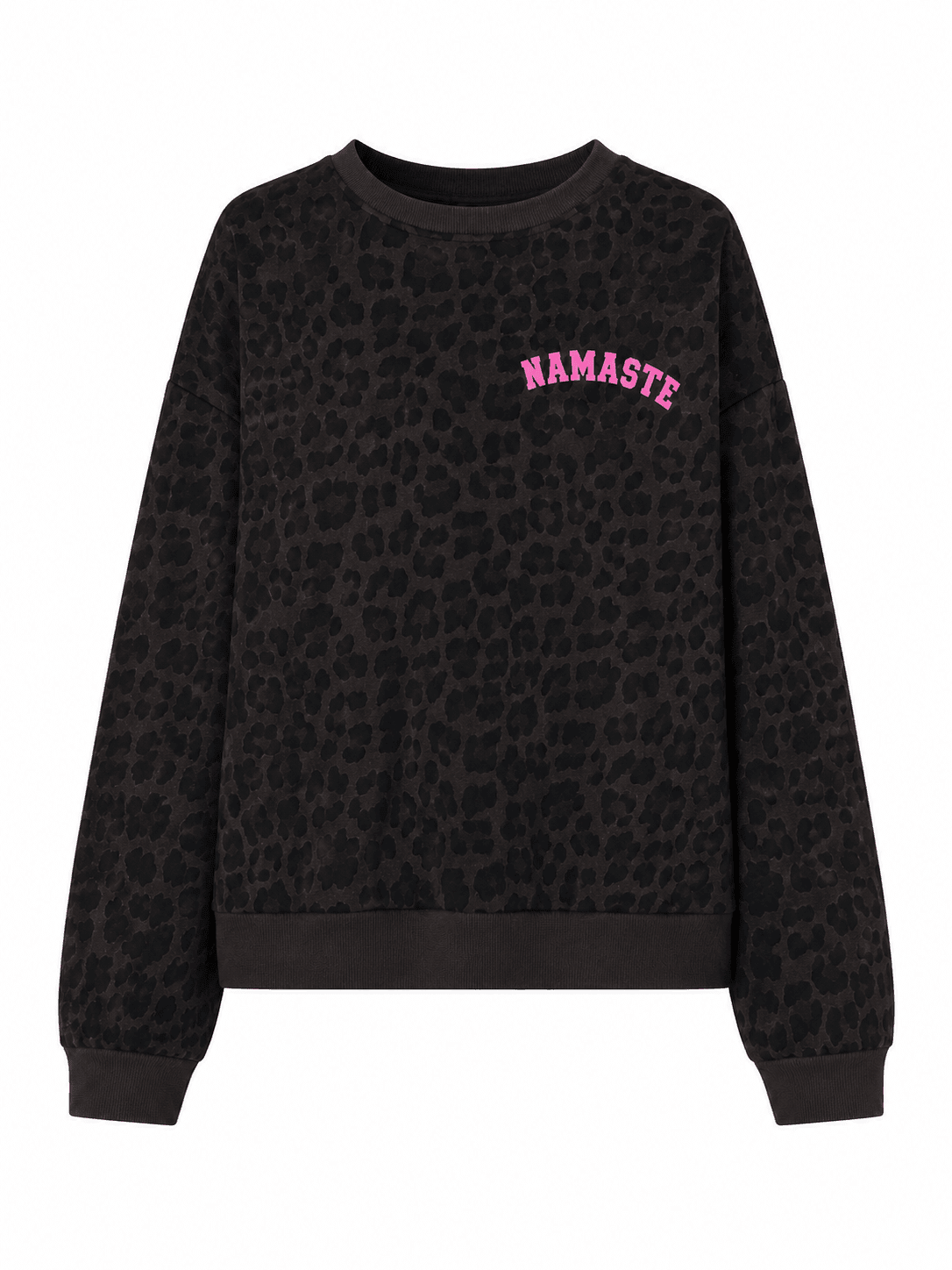 Schokobraunes Leo-Sweatshirt mit kleinem pinkfarbenem Namaste-Schriftzug auf der Vorderseite.