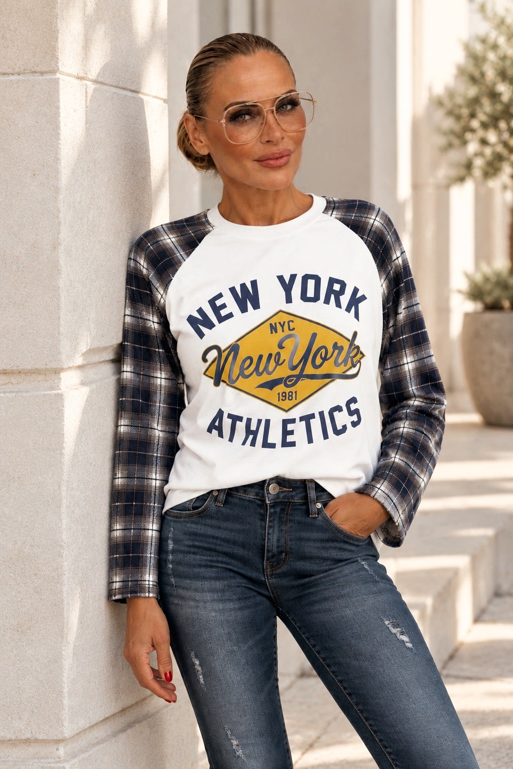 New York Athletics Print-Shirt aus Viskose, getragen mit Skinny Jeans
