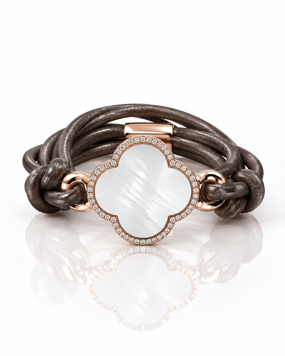 Pearl on Leather Armband aus italienischem Nappaleder in Dunkeltaupe mit echtem Perlmutt und Kristalldetails