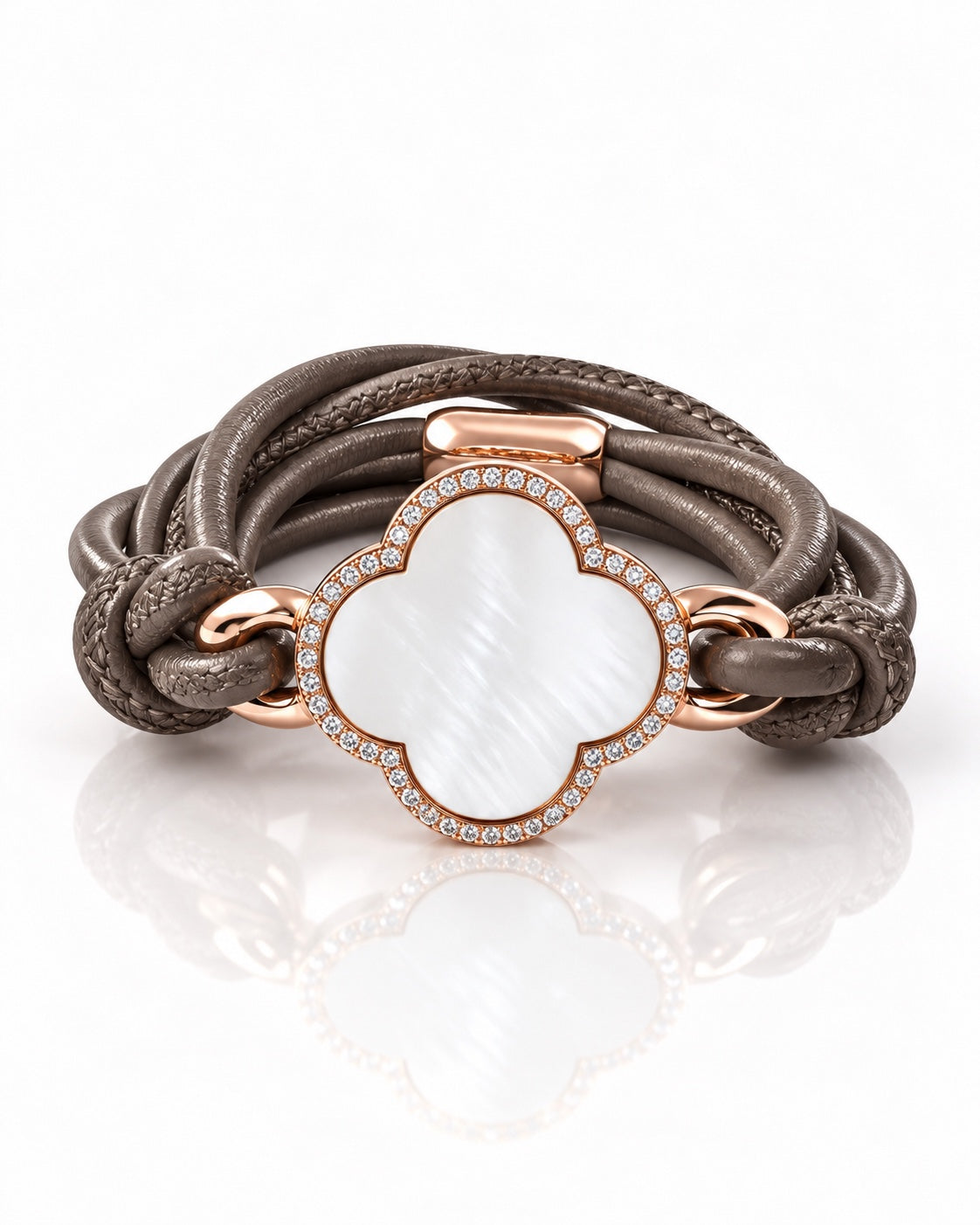 Pearl on Leather Armband aus italienischem Nappaleder in Taupe mit echtem Perlmutt und Kristalldetails