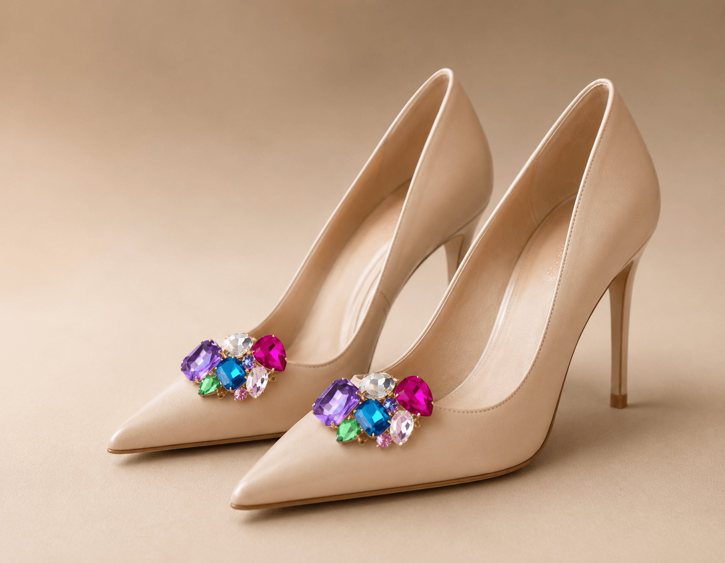 Beige Pumps mit aufgesteckten Schuhclippern aus mehrfarbigen Schmucksteinen in Pink, Lila, Blau, Grün und Kristalloptik.
