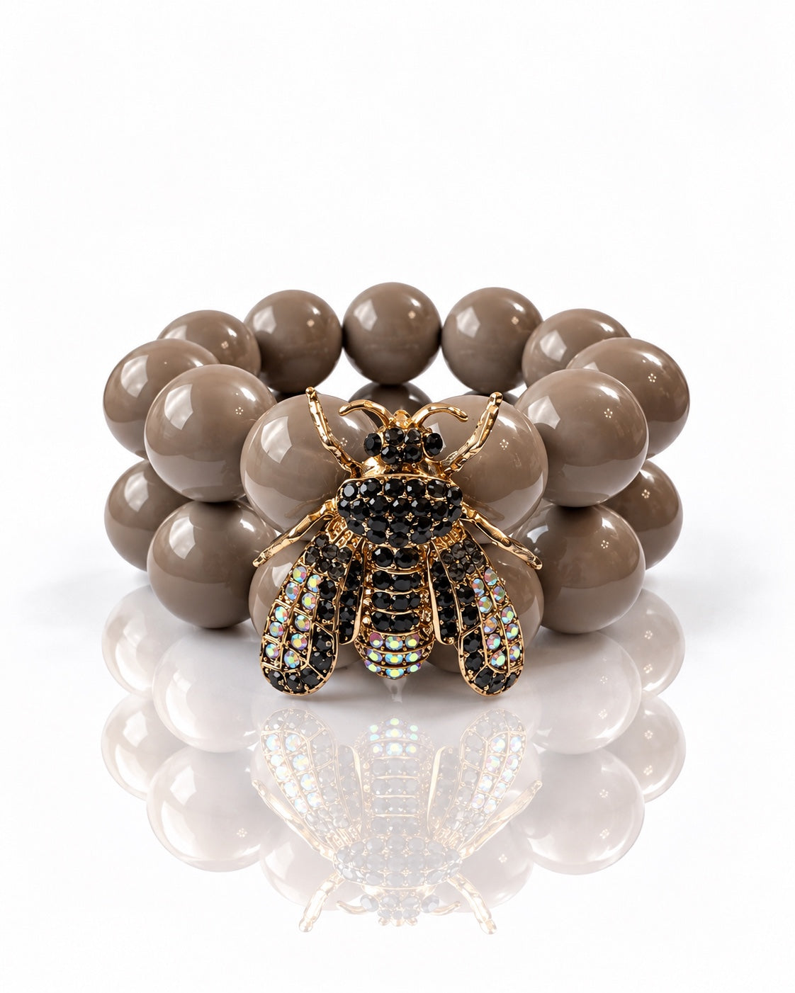 Queen Bee Armband Cashmere Grey mit 20-mm-Resinperlen und goldfarbener Biene mit schwarzen Schmucksteinen