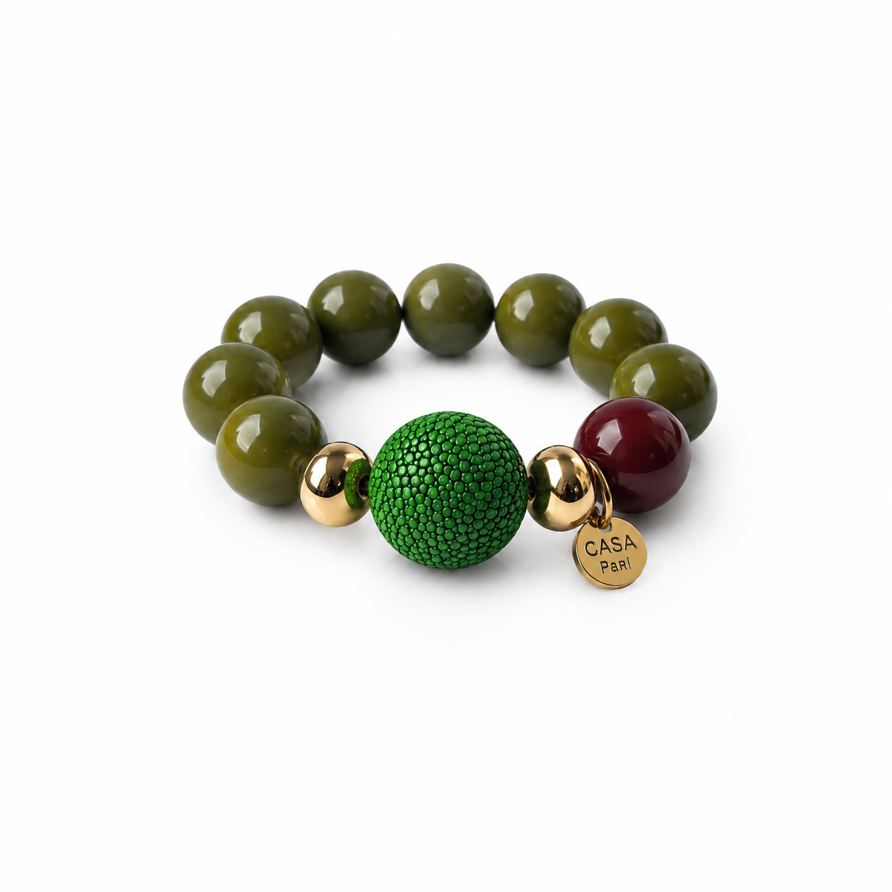 Gruenes Armband mit Resina Perlen goldenen Spacern echte Rochenlederkugel. auf weisem hintergrund fotgrafiert