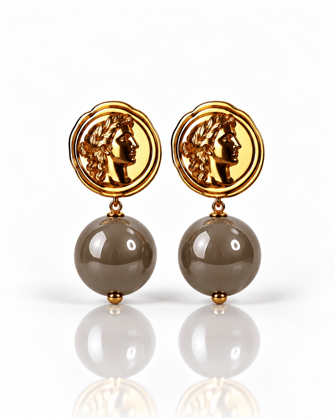Goldfarbene Roma Ohrringe mit großer glänzender Resin-Perle in Cashmere Mocca.