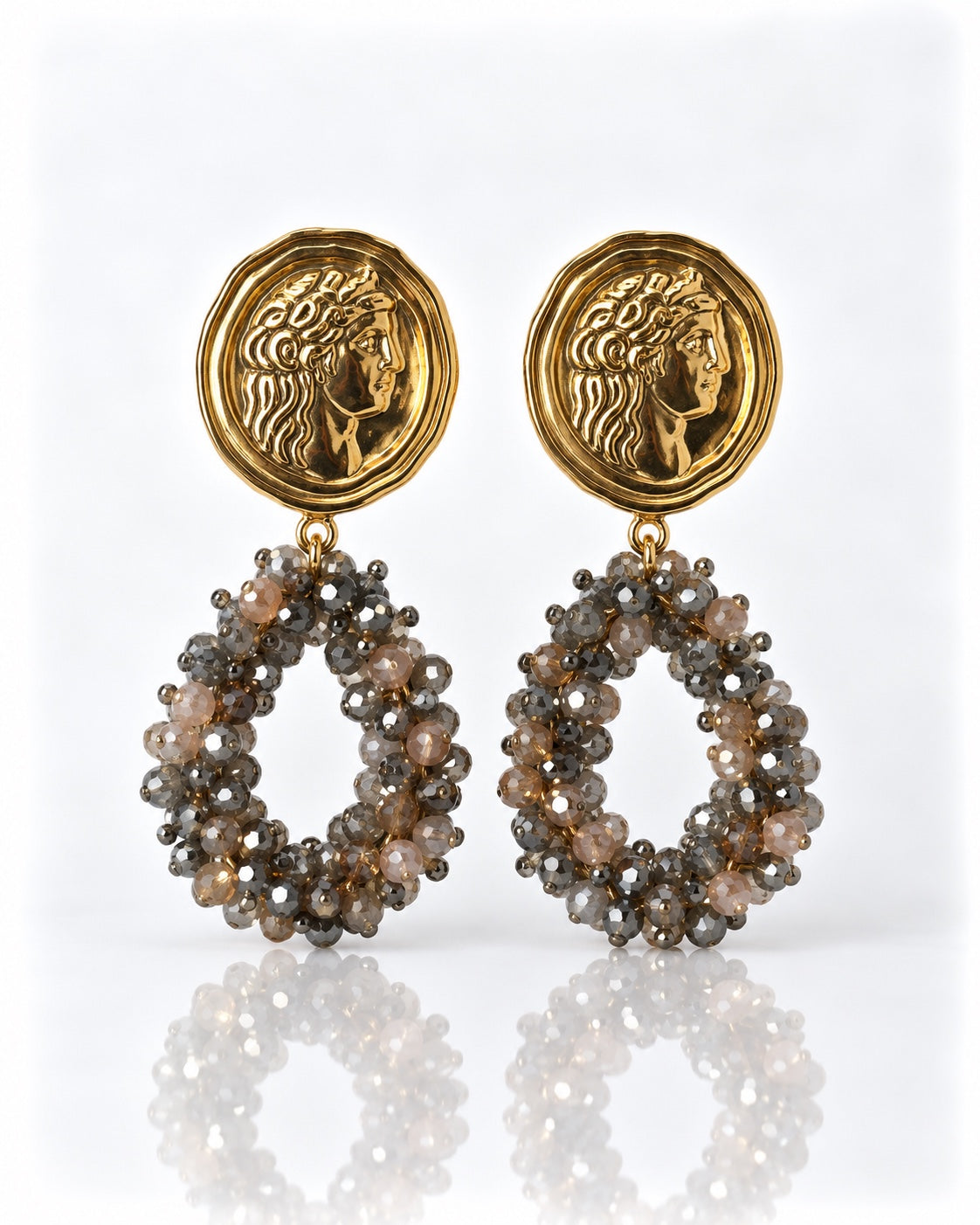 Roma Pearly Ohrringe mit aufwendig gefassten facettierten Glasperlen in Taupe Grau und Beige mit goldfarbenem Roma-Stecker