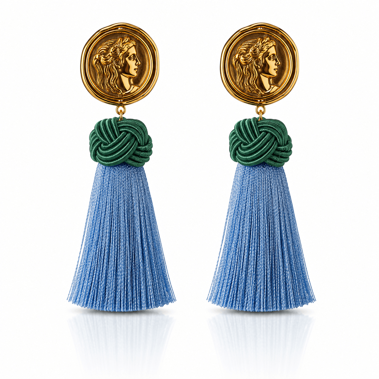 Roma Tassel Affair Ohrringe mit goldfarbener römischer Münze, grünem Knotendetail und hellblauer Tassel