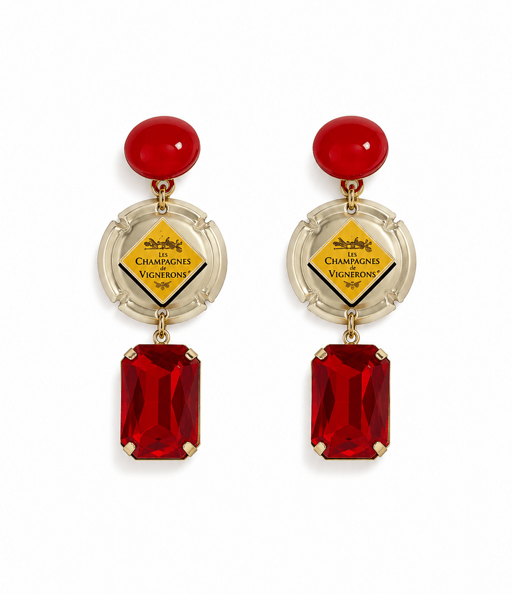 Statement-Ohrringe mit rotem Stecker, Champagnerkapsel in Gold-Creme und facettiertem roten Kristallanhänger.