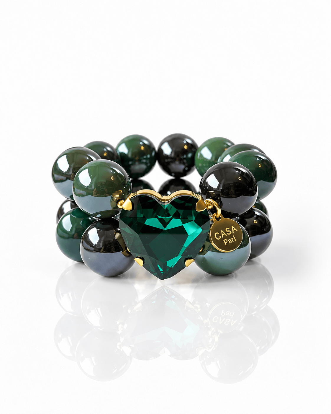 Doppelreihiges Armband mit großen grünen und dunklen Perlen, grünem facettiertem Kristallherz und goldenem Casapari Anhänger.
