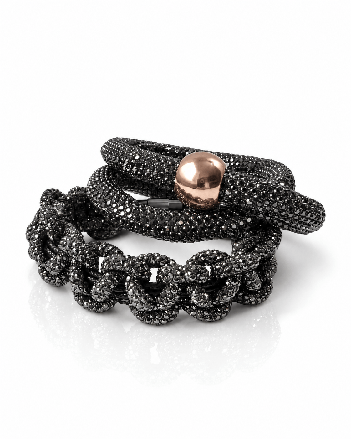 schwarze Strassarmbänder im Set mit roségoldenem Magnetverschluss auf weißem Hintergrund.