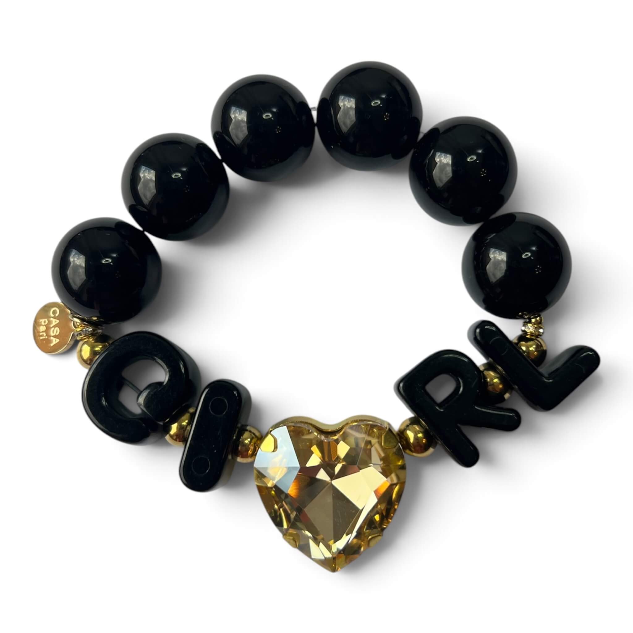 Schwarzes elastisches Armband aus Resinperlen mit Resinbuchstaben, goldenem Kristallherz und CASAPARI Logo-Charm.