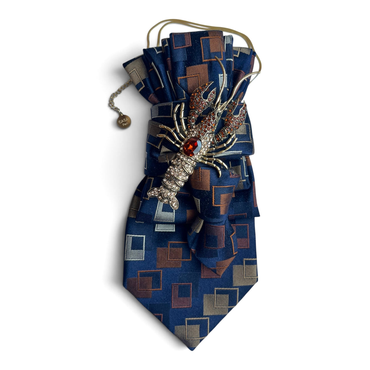 Dunkelblaue Seidenkrawatte mit geometrischem Muster, Hummerbrosche mit Kristallen und goldfarbener Halskette