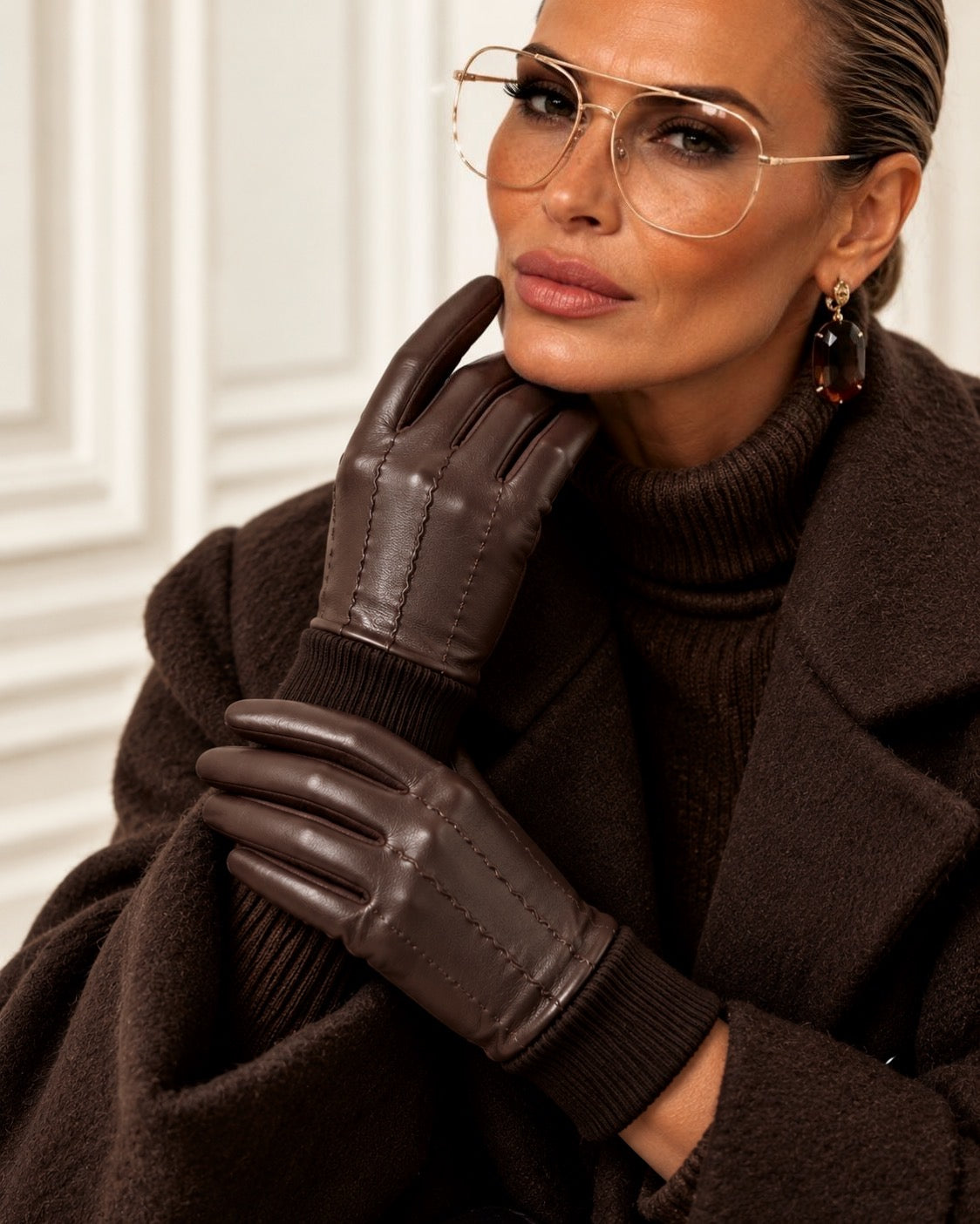 KI-Editorial: Model mit dunkelbraunen Soft Touch Handschuhen und braunem Winteroutfit