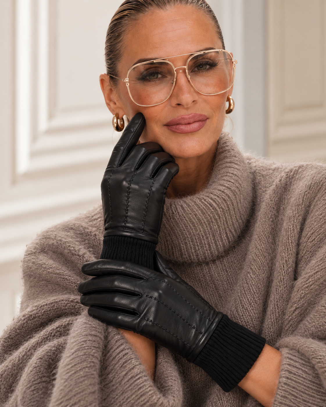 KI-Modelbild: Schwarze Soft Touch Handschuhe mit Rippbund, CASAPARI-Model im taupefarbenen Strick