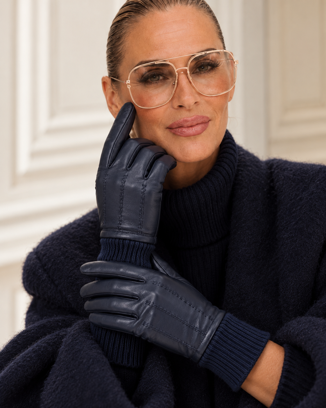 KI-Editorial mit navyblauen Soft Touch Handschuhen am CASAPARI-Model