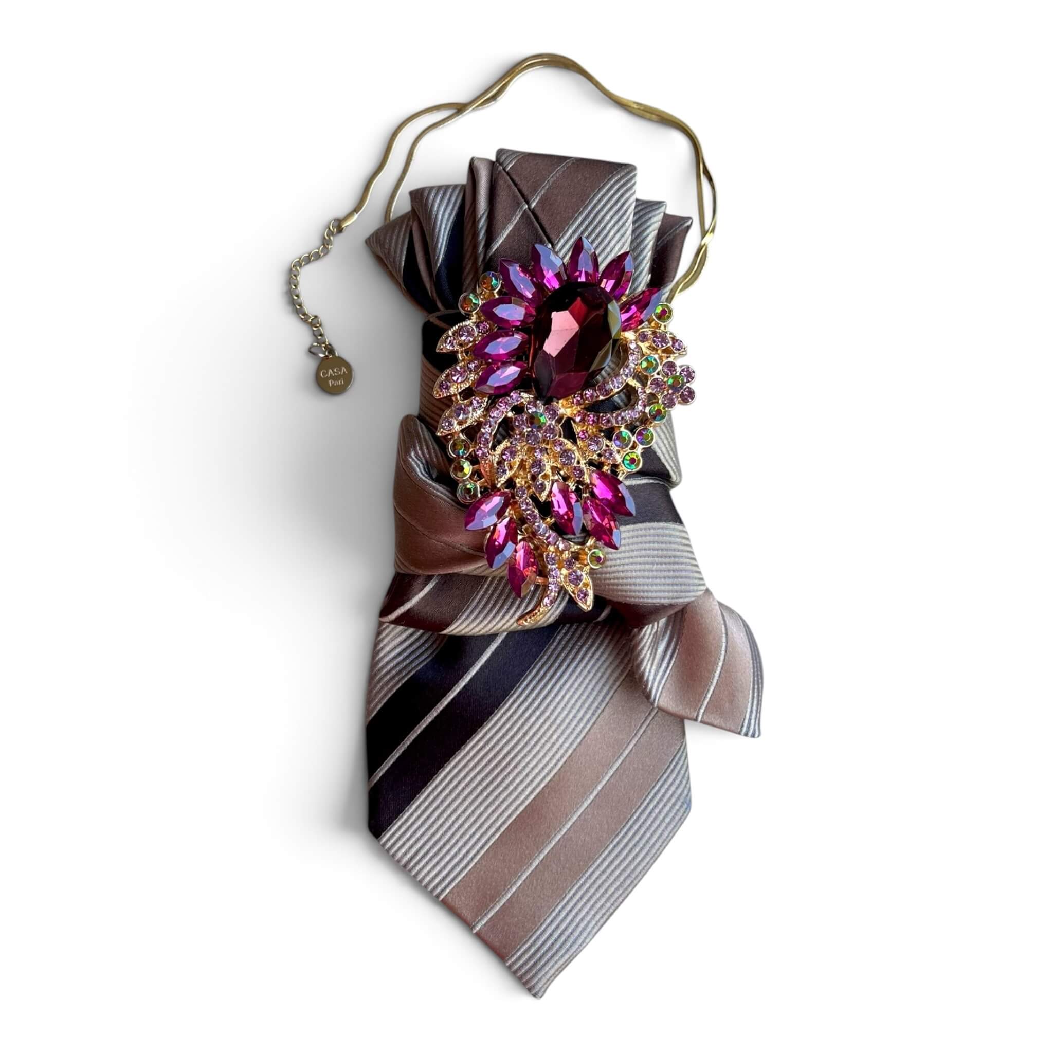 Statement-Krawatte aus Vintage-Seide in Taupe, Grau und Braun mit pink-violetter Schmuckbrosche und goldfarbener Kette.
