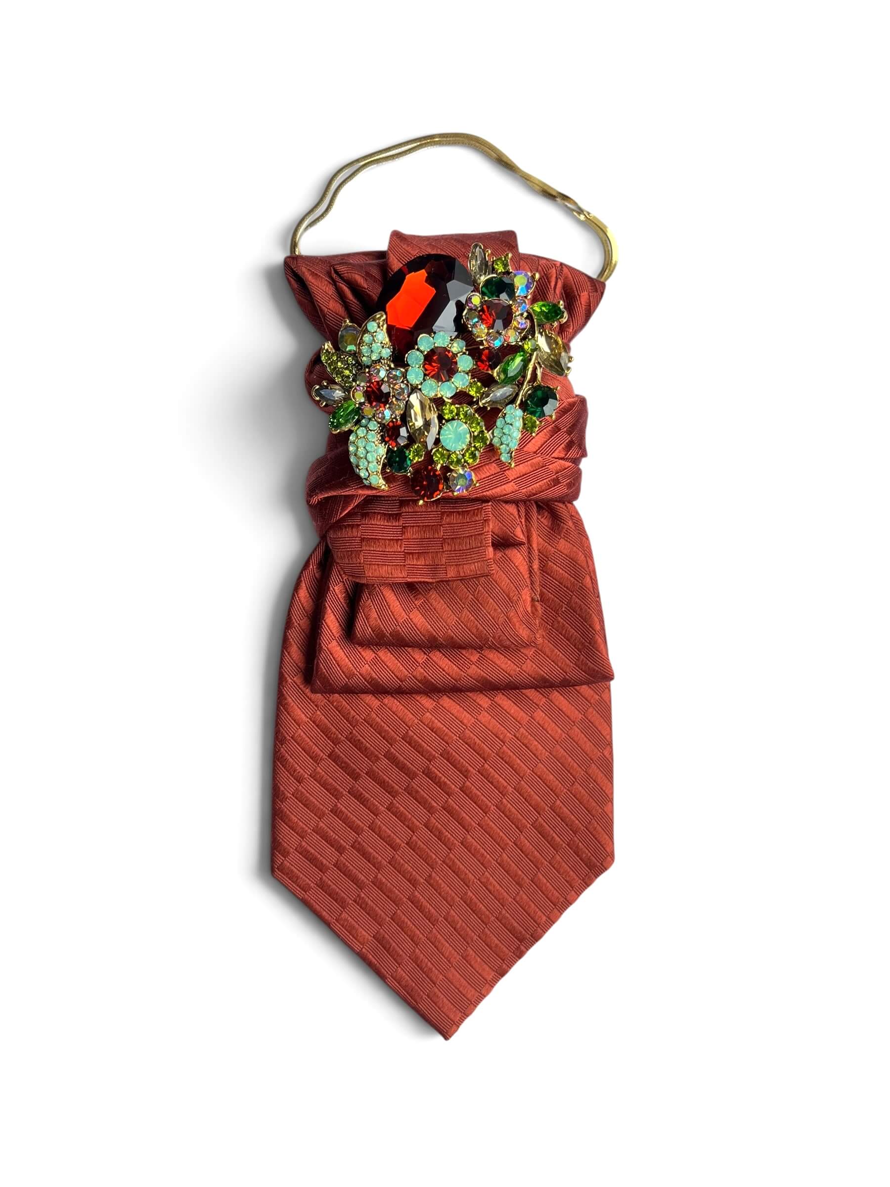 Statement-Krawatte aus Vintage-Seide in Terrakotta mit dekorativer Brosche aus roten, grünen und türkisfarbenen Kristallen sowie goldfarbener Kette.