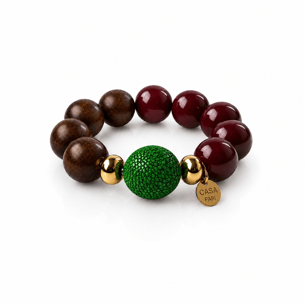 CASAPARI Stingray Affair Burgundy Wood Armband mit dunkelbraunen Holzperlen, bordeauxfarbenen Perlen, grüner Rochenlederperle und goldfarbenen Details