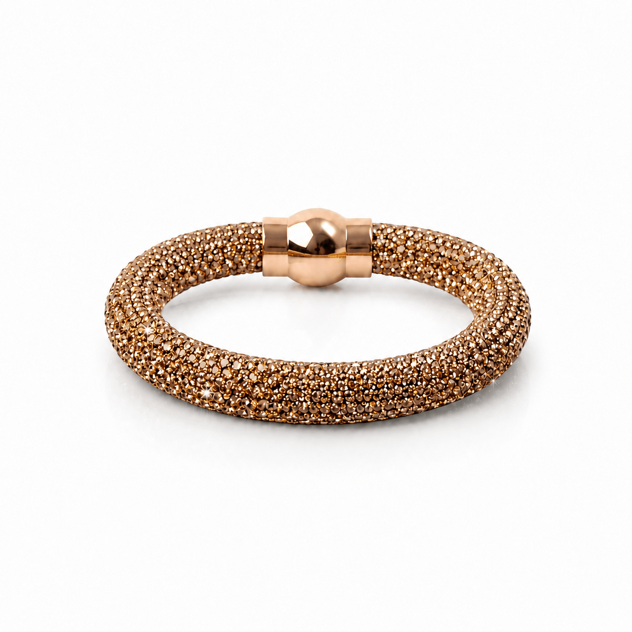Goldfarbene Glitzer Armband mit goldene Magnetverschluss auf weißem Hintergrund fotografiert