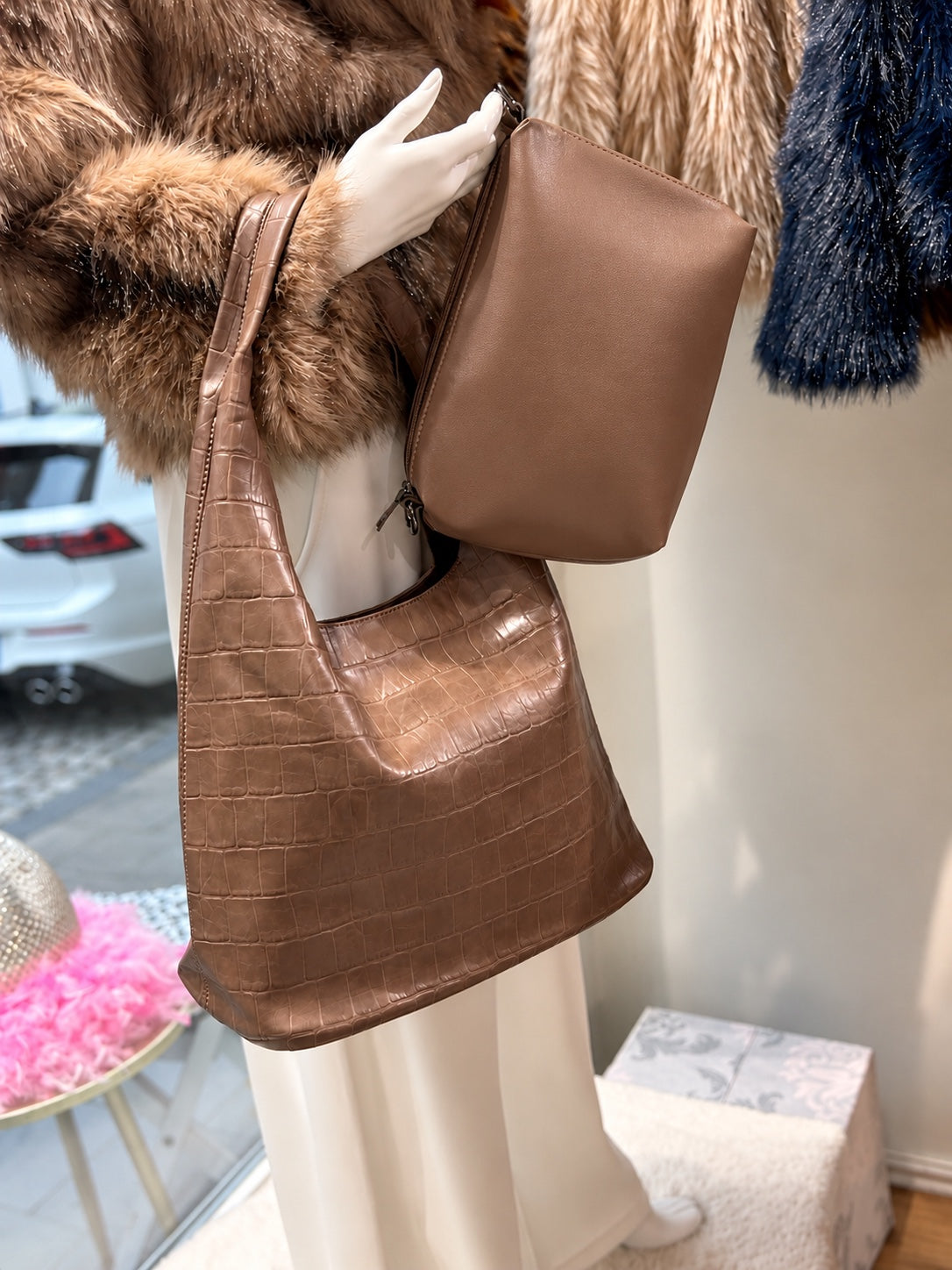 The Everyday Bag in Karamell mit passender Kosmetiktasche