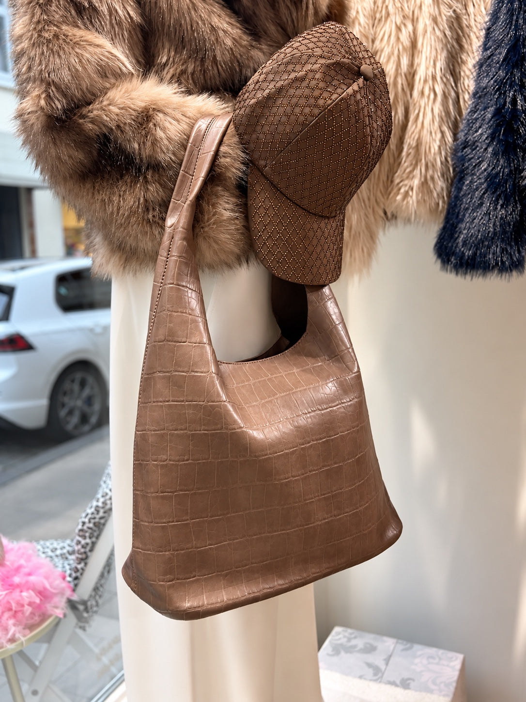 Stylingbeispiel mit Cap, nicht im Lieferumfang enthalten