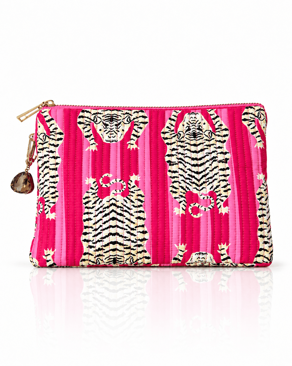 Pinke gesteppte Clutch The Posh mit Tigerprint, goldenem Zipper und abnehmbarem Crystal Heart Anhänger.