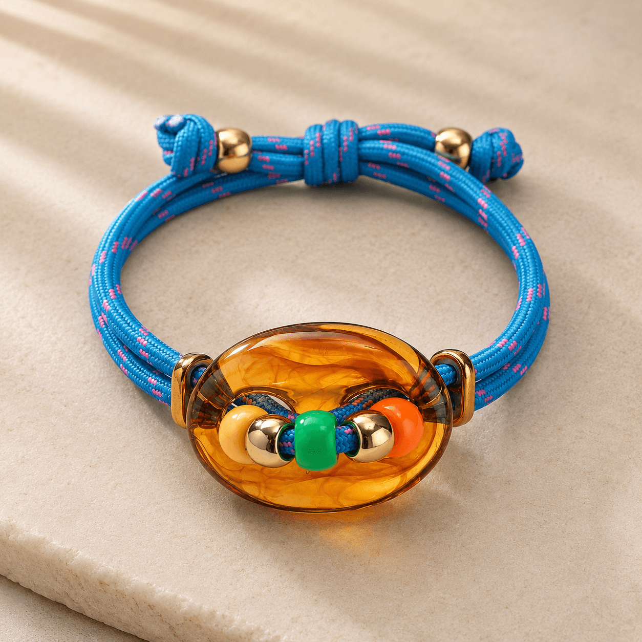 Türkises Armband mit Amber Farbe im Schmuck Element liegt auf Steinplatte