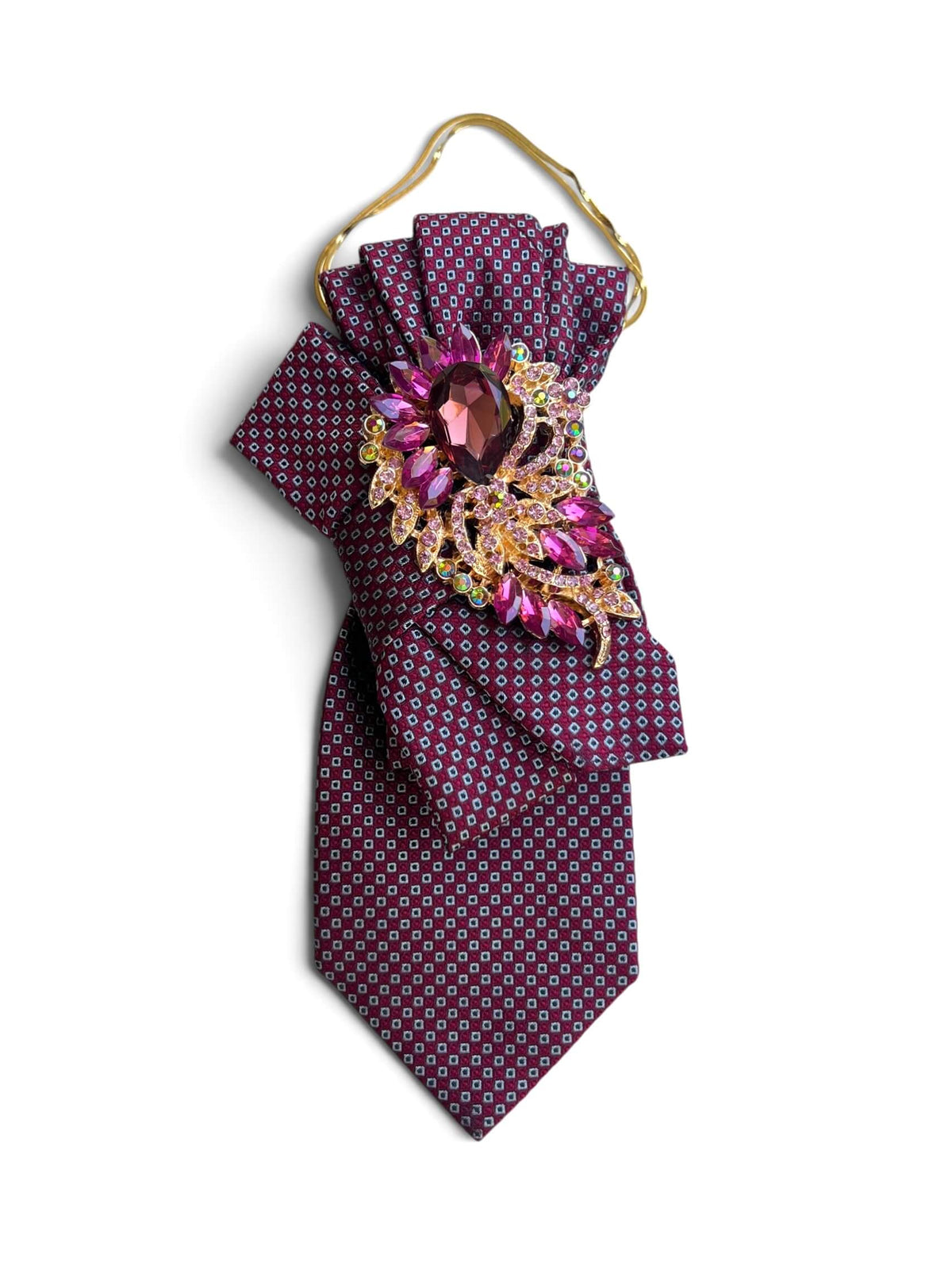 Bordeauxfarbene Statement-Krawatte aus Vintage-Seide mit grafischem Muster, goldfarbener Kette und pink-goldener Schmuckbrosche.