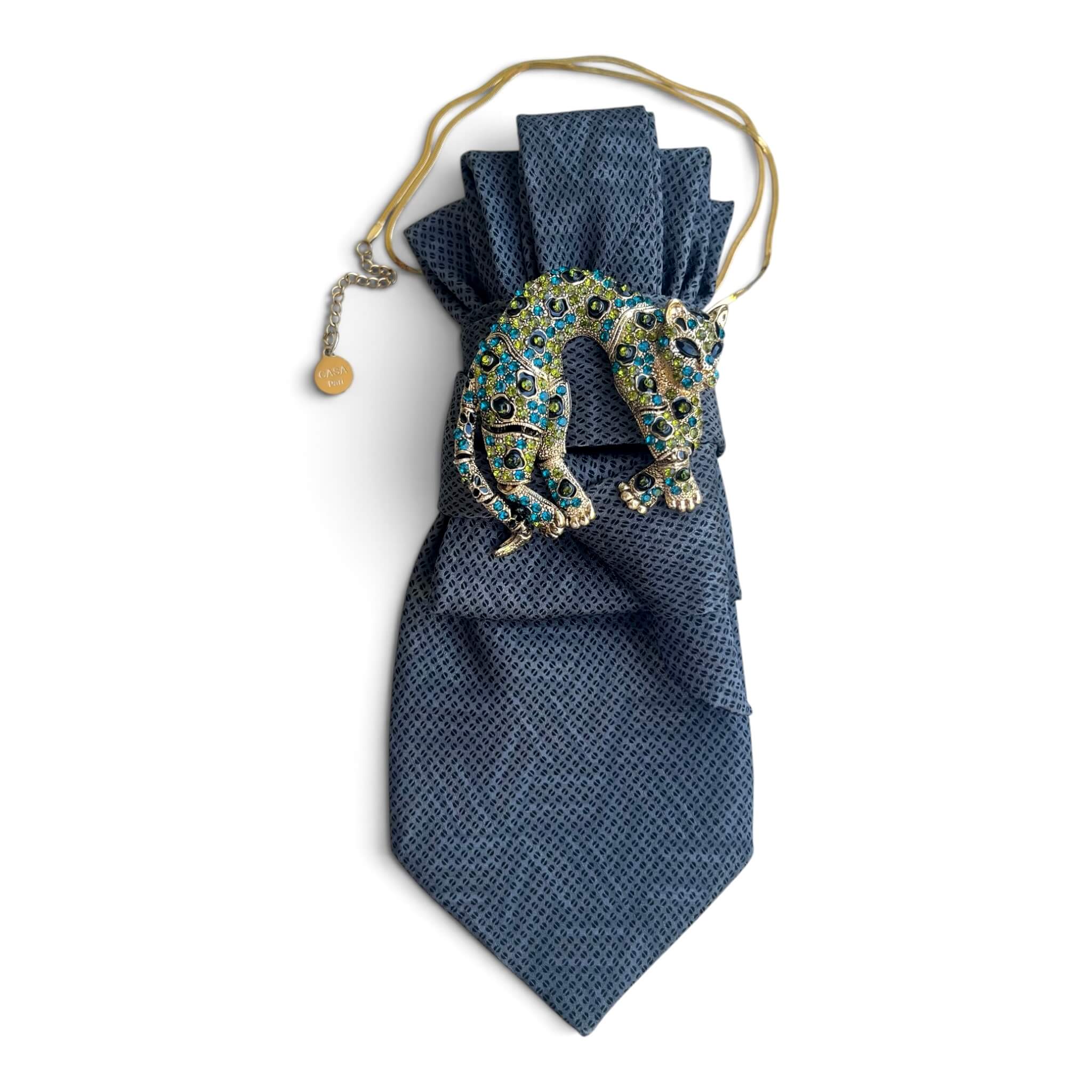 Rauchblaue CASAPARI Vintage Statement Krawatte mit großer Panther-Brosche in Petrol, Grün und Gold sowie goldfarbener Kette.