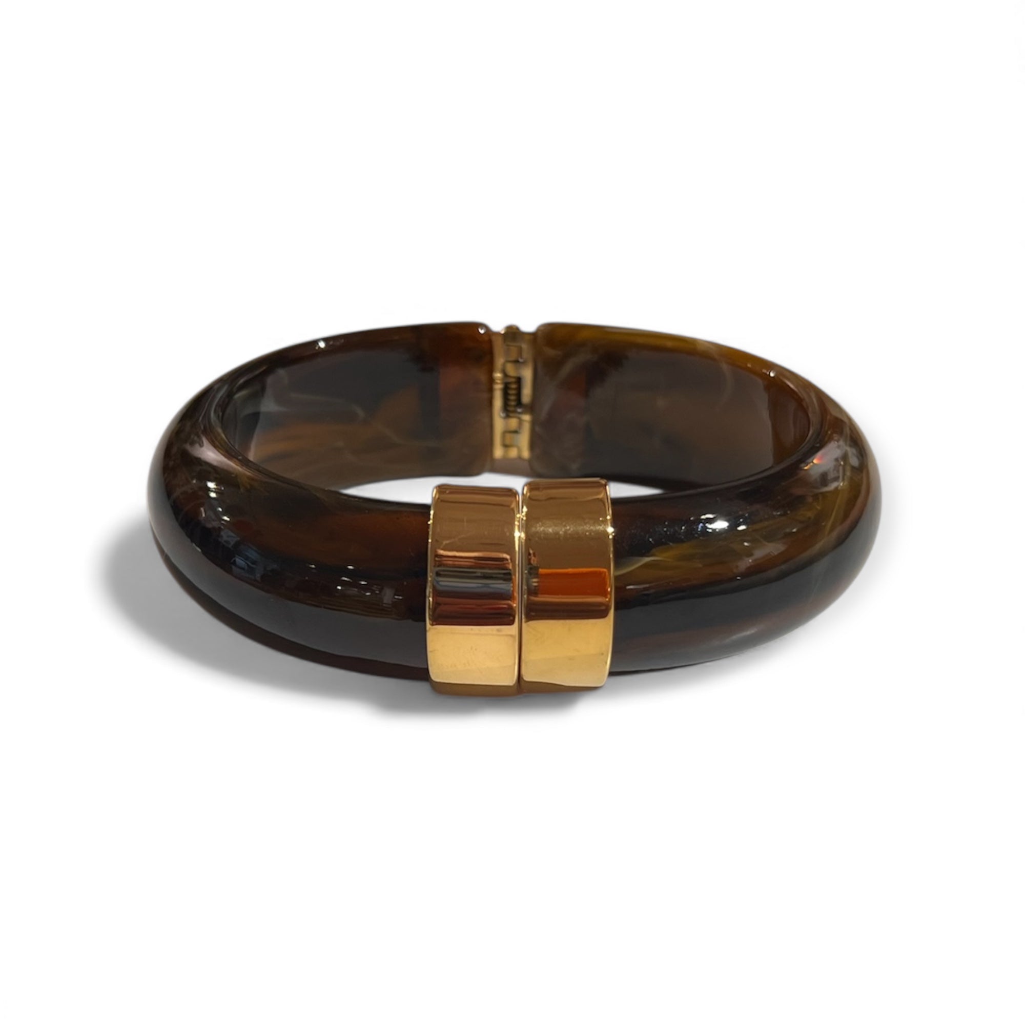 Klapp Armreif aus marmoriertem Kunstharz in Dunkelbraun mit goldfarbenen Details.