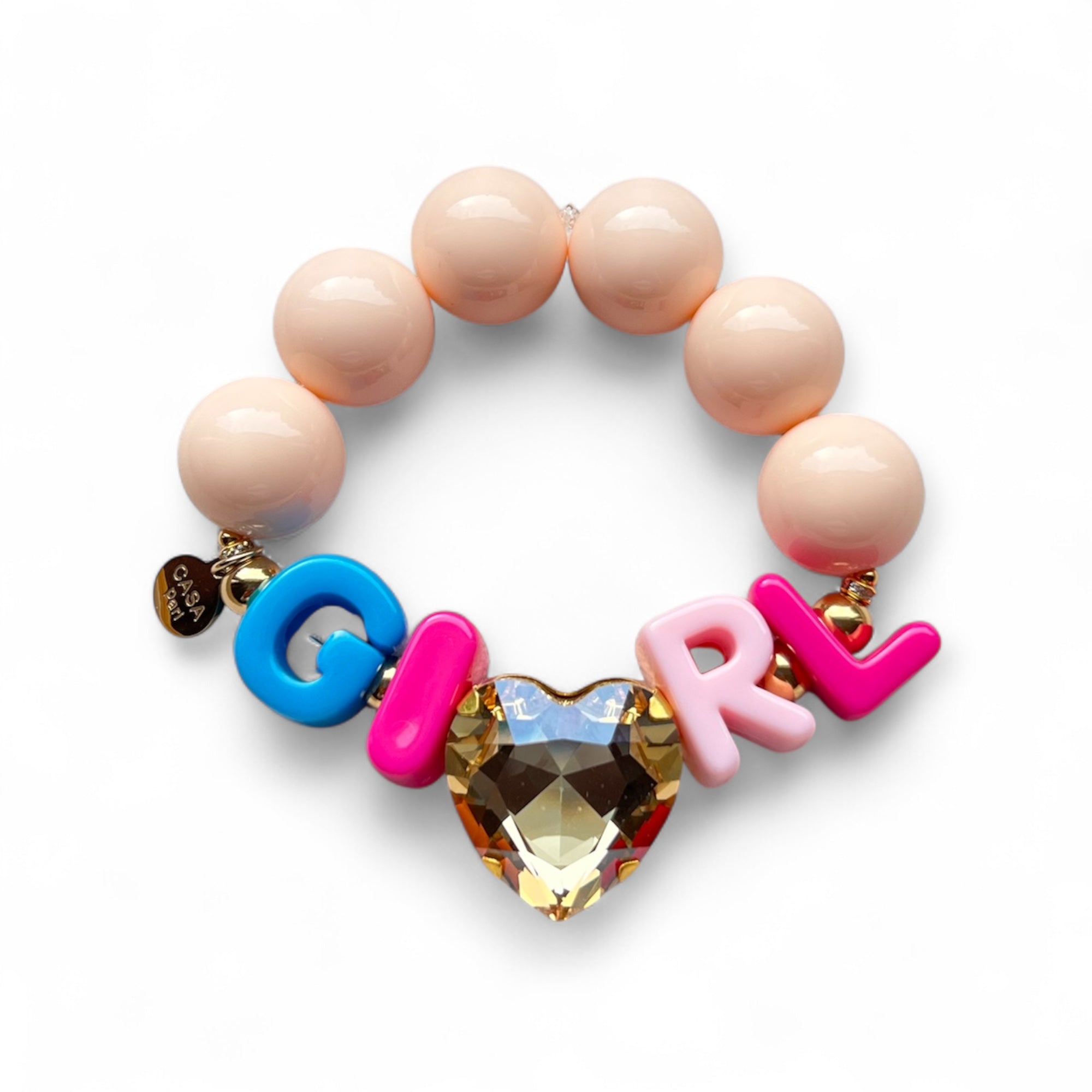 Beiges Armband aus großen, glänzenden Perlen mit goldfarbenen Details. In der Mitte Buchstaben, die das Wort GIRL bilden, und ein funkelnder, herzförmiger Stein in Topaz. 